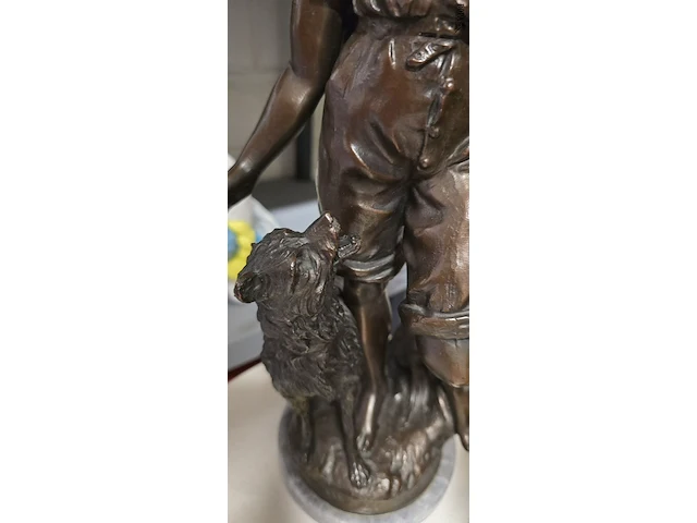 Lot 157 - koppel herder en herderin get f. moreau in kunstbrons - afbeelding 3 van  9
