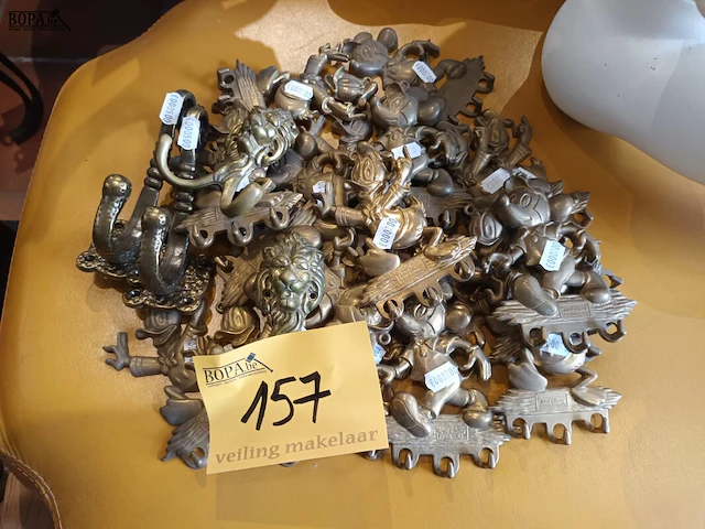 Lot 157 - lot koperen kapstokhaken disney - afbeelding 1 van  3