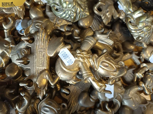 Lot 157 - lot koperen kapstokhaken disney - afbeelding 3 van  3
