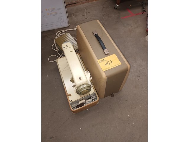 Lot 157 - naaimachine bernina - afbeelding 1 van  4