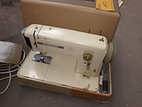 Lot 157 - naaimachine bernina - afbeelding 2 van  4