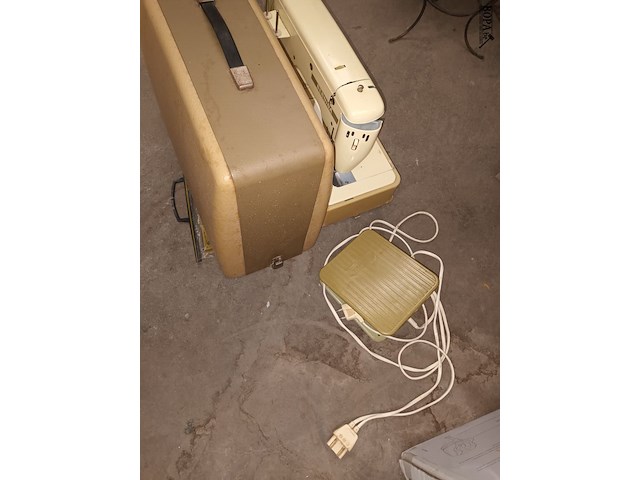 Lot 157 - naaimachine bernina - afbeelding 3 van  4