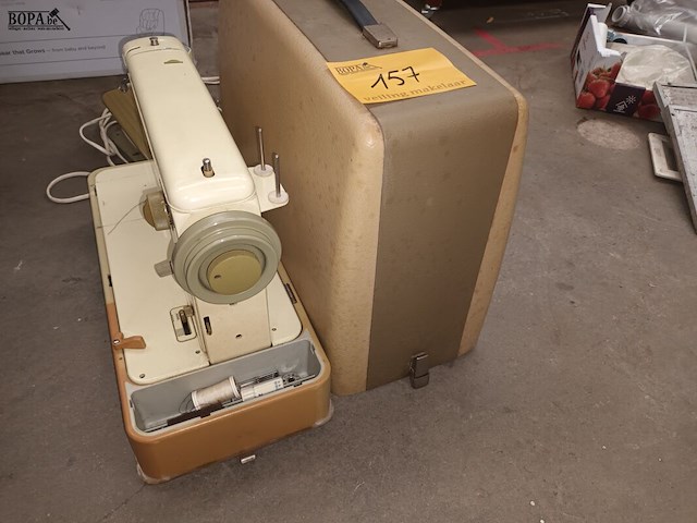 Lot 157 - naaimachine bernina - afbeelding 4 van  4