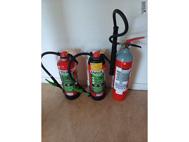Lot 157 - schuimblusser. 2 stuks en co2 snelblusser - afbeelding 1 van  4