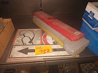 Lot 157 - werfsignalisatie - afbeelding 1 van  3