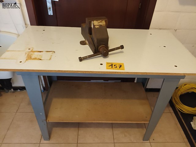 Lot 157 - werkbank met bankschroef - afbeelding 1 van  3