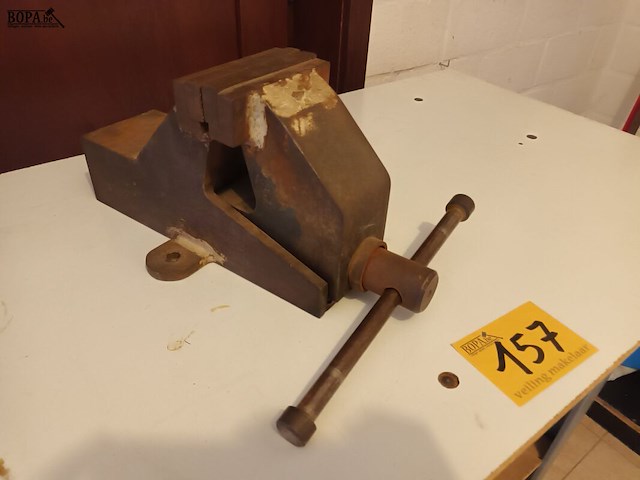 Lot 157 - werkbank met bankschroef - afbeelding 2 van  3