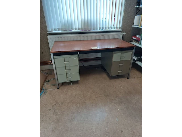Lot 158 - bureau met lades - afbeelding 1 van  4