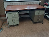 Lot 158 - bureau met lades - afbeelding 1 van  4