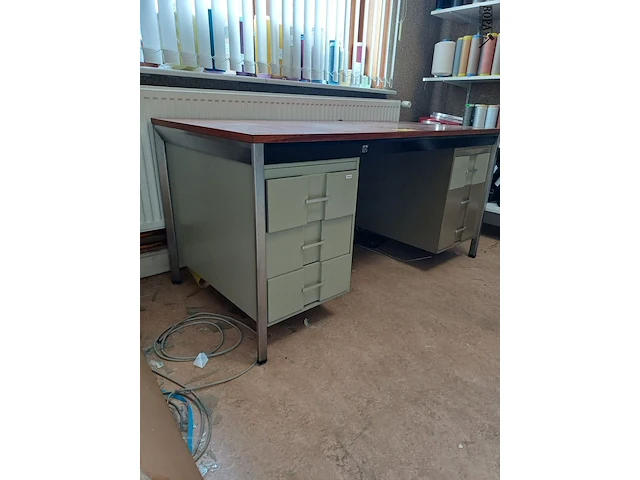 Lot 158 - bureau met lades - afbeelding 2 van  4