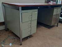 Lot 158 - bureau met lades - afbeelding 2 van  4