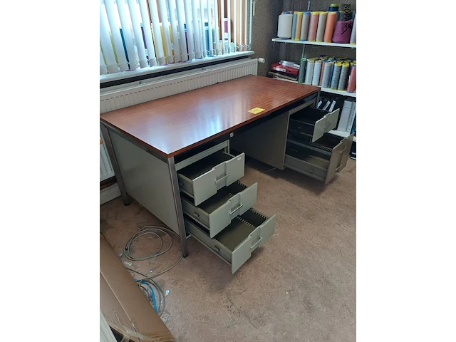 Lot 158 - bureau met lades - afbeelding 3 van  4