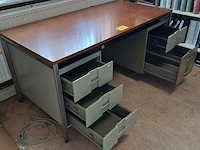 Lot 158 - bureau met lades - afbeelding 3 van  4