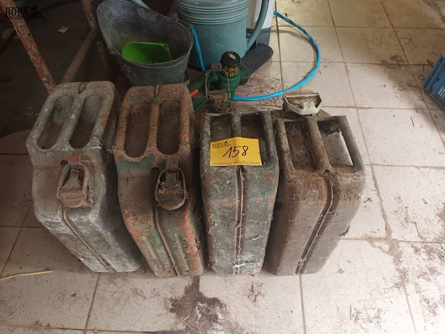 Lot 158 - metalen jerrycan. 4 stuks - afbeelding 1 van  2