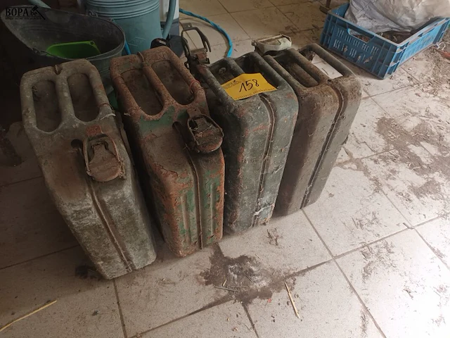 Lot 158 - metalen jerrycan. 4 stuks - afbeelding 2 van  2