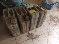 Lot 158 - metalen jerrycan. 4 stuks - afbeelding 2 van  2