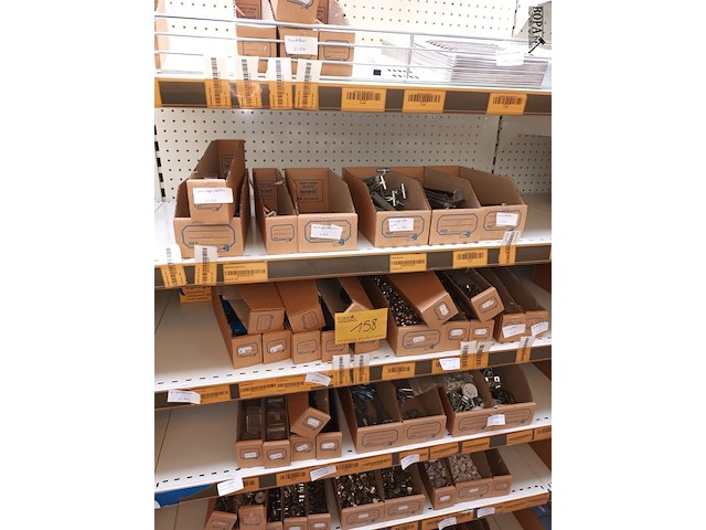 Lot 158 - raam- en deurbeslag, musketons, roosters - afbeelding 1 van  8