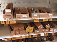 Lot 158 - raam- en deurbeslag, musketons, roosters - afbeelding 1 van  8