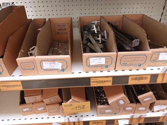 Lot 158 - raam- en deurbeslag, musketons, roosters - afbeelding 4 van  8