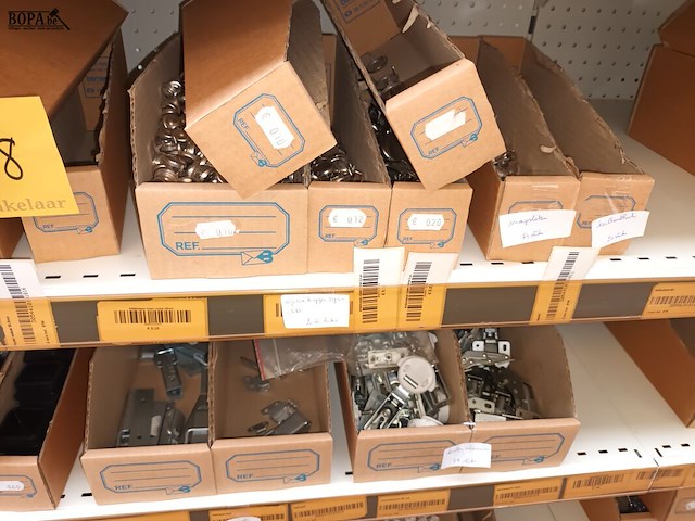 Lot 158 - raam- en deurbeslag, musketons, roosters - afbeelding 5 van  8