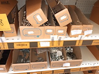 Lot 158 - raam- en deurbeslag, musketons, roosters - afbeelding 5 van  8