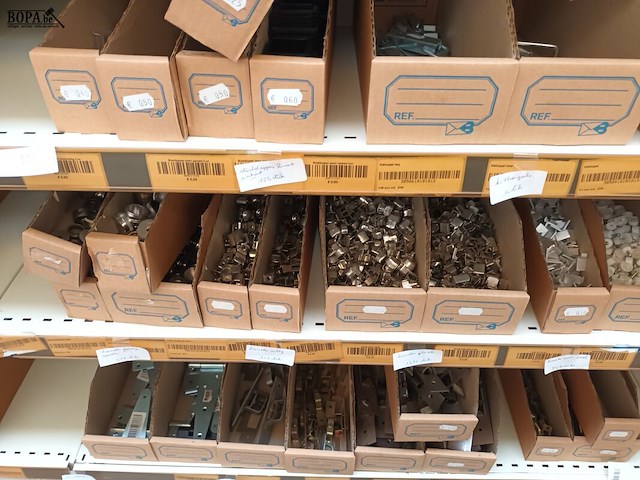 Lot 158 - raam- en deurbeslag, musketons, roosters - afbeelding 6 van  8