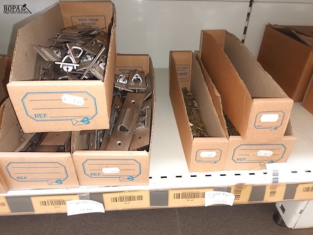 Lot 158 - raam- en deurbeslag, musketons, roosters - afbeelding 7 van  8