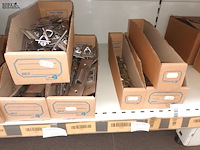 Lot 158 - raam- en deurbeslag, musketons, roosters - afbeelding 7 van  8