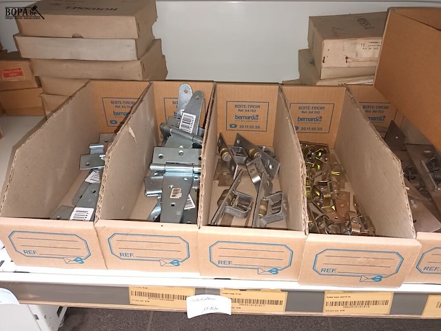 Lot 158 - raam- en deurbeslag, musketons, roosters - afbeelding 8 van  8