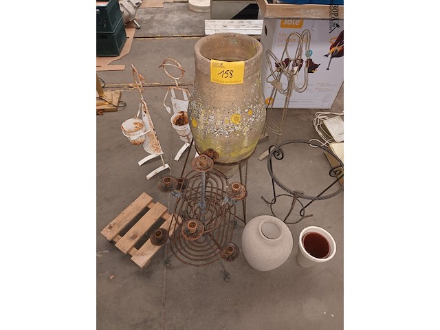 Lot 158 - tuindecoratie. 9 stuks - afbeelding 1 van  4