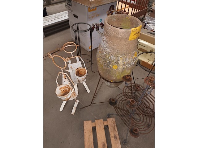 Lot 158 - tuindecoratie. 9 stuks - afbeelding 2 van  4