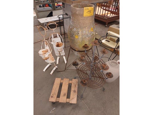 Lot 158 - tuindecoratie. 9 stuks - afbeelding 3 van  4