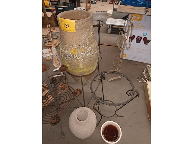 Lot 158 - tuindecoratie. 9 stuks - afbeelding 4 van  4