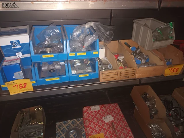 Lot 158 - ventielen en kranen - afbeelding 1 van  6