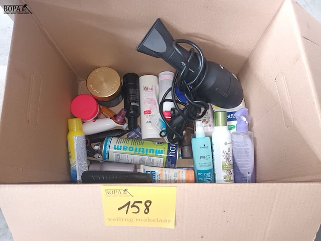 Lot 158 - verzorgingsproducten en haardroger - afbeelding 1 van  3