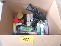 Lot 158 - verzorgingsproducten en haardroger - afbeelding 1 van  3