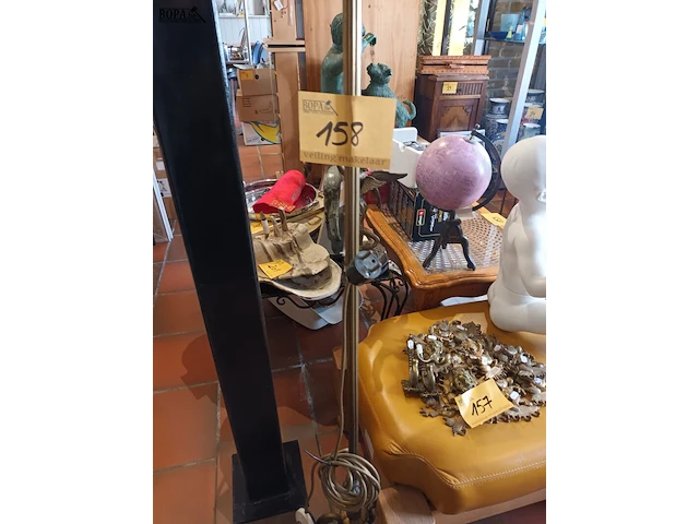 Lot 158 - vloerlamp - afbeelding 1 van  4