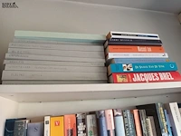 Lot 159 - boekenkast met inhoud - afbeelding 2 van  8