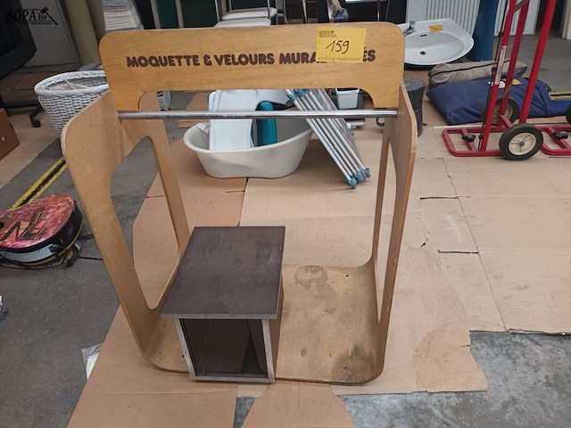 Lot 159 - brievenbus en winkeldisplay - afbeelding 1 van  3