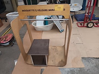 Lot 159 - brievenbus en winkeldisplay - afbeelding 1 van  3