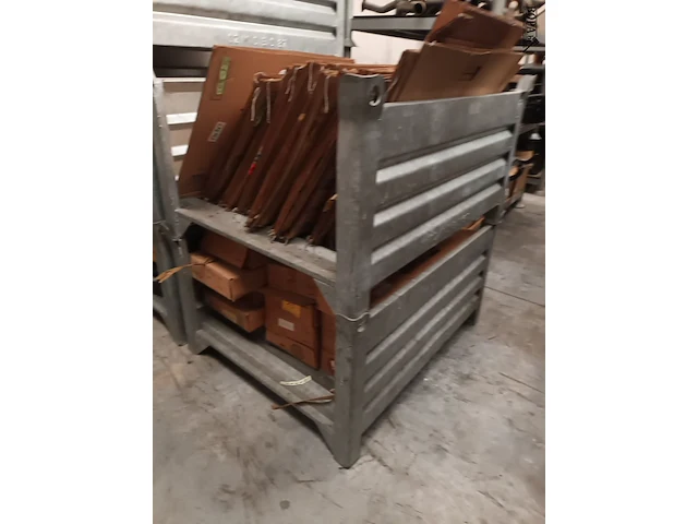 Lot 159 - gegalvaniseerde stapelbak. 8 stuks - afbeelding 2 van  4