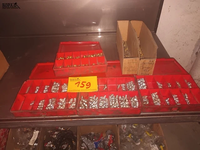 Lot 159 - smeernippels en toebehoren - afbeelding 1 van  5