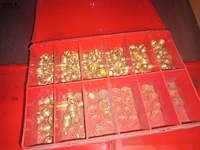 Lot 159 - smeernippels en toebehoren - afbeelding 2 van  5
