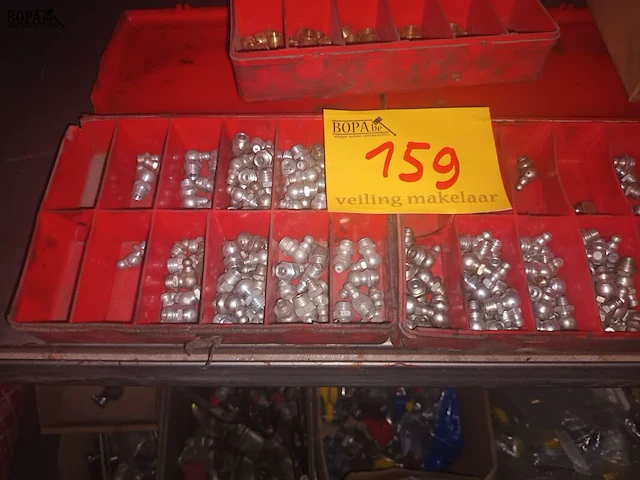 Lot 159 - smeernippels en toebehoren - afbeelding 4 van  5
