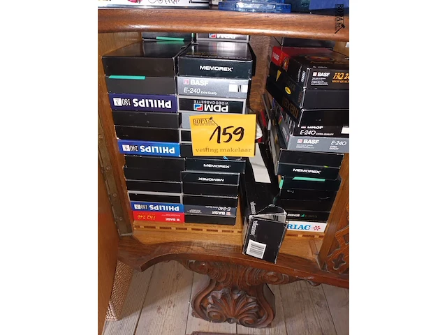 Lot 159 - video- en muziekcassettes. inhoud kast - afbeelding 1 van  3