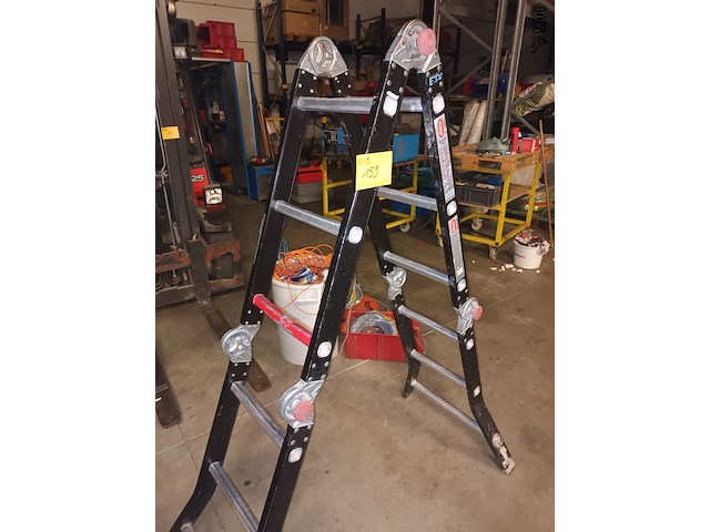 Lot 159 - vouwladder - afbeelding 1 van  2