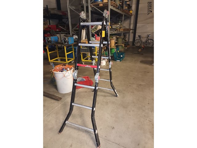 Lot 159 - vouwladder - afbeelding 2 van  2