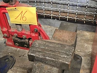 Lot 16 - bankschroef en buizenklem - afbeelding 1 van  3