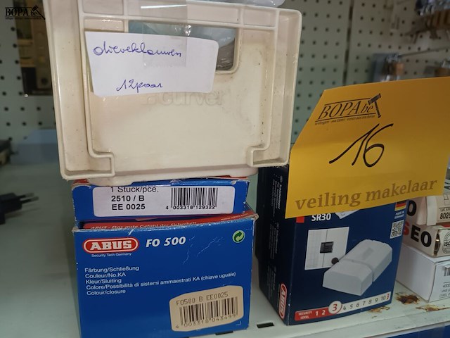 Lot 16 - dievenklauwen en sloten. 28 stuks - afbeelding 3 van  4