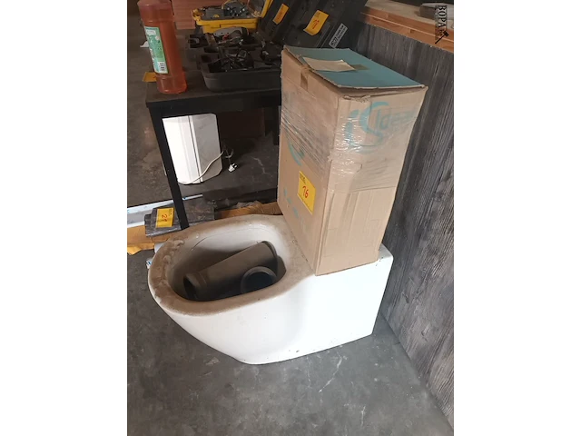 Lot 16 - hangtoilet met spoelbak - afbeelding 2 van  4